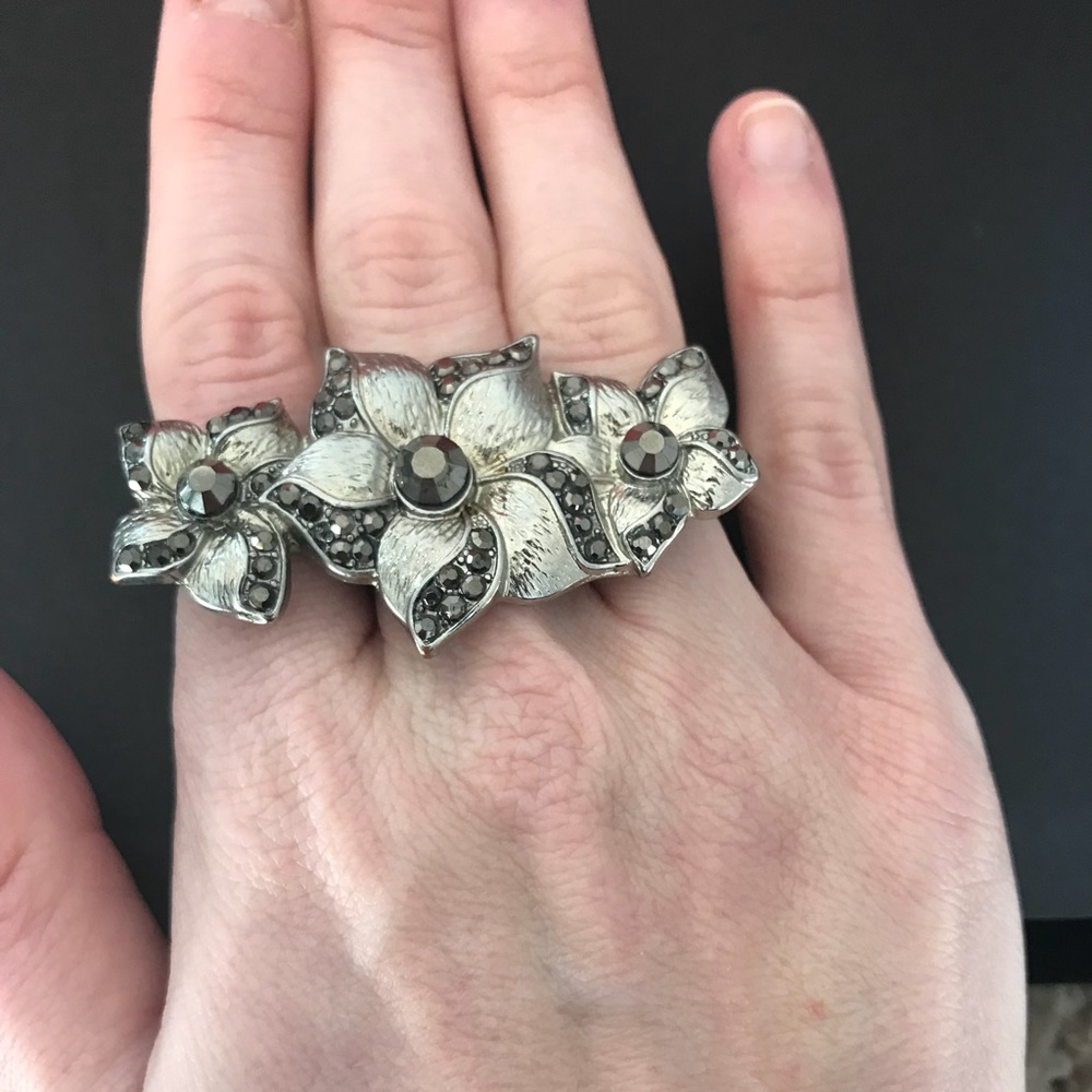 Silver and Black Flower Ring 🌺